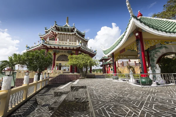 Pagoda e scultura di draghi del Tempio Taoista di Cebu, Filippo — Foto Stock