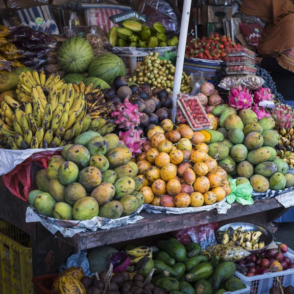 Piața fructelor în aer liber din satul Bali, Indonezia . — Fotografie, imagine de stoc