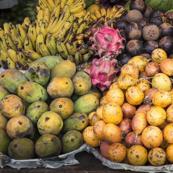 Utomhus frukt marknad i byn i Bali, Indonesien. — Stockfoto