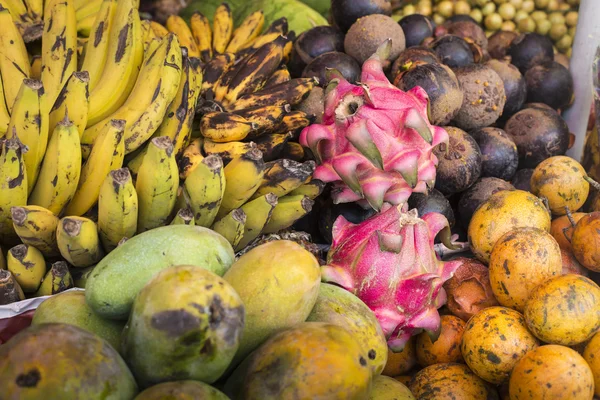 Mercado de frutas al aire libre en el pueblo de Bali, Indonesia . — Foto de Stock