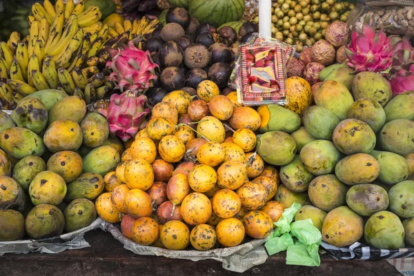 Open air trhu ovoce v obci v Bali, Indonésie. — Stock fotografie