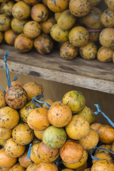 Mercado de frutas ao ar livre na aldeia de Bali, Indonésia . — Fotografia de Stock