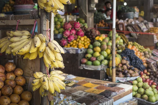 Mercado de frutas al aire libre en el pueblo de Bali, Indonesia . — Foto de Stock