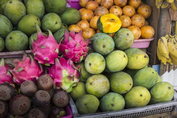 Υπαίθρια αγορά φρούτων στο χωριό στο Μπαλί, Ινδονησία. — Φωτογραφία Αρχείου