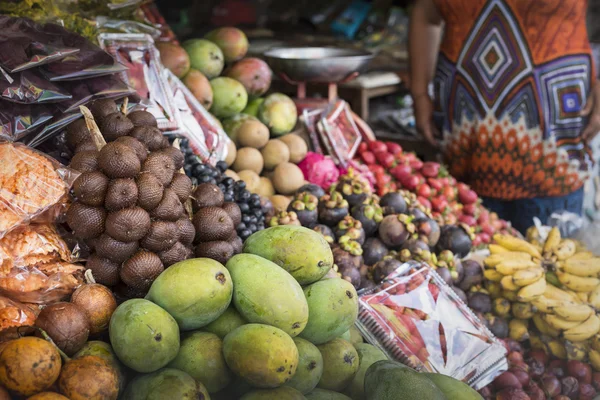 Mercado de frutas al aire libre en el pueblo de Bali, Indonesia . — Foto de Stock