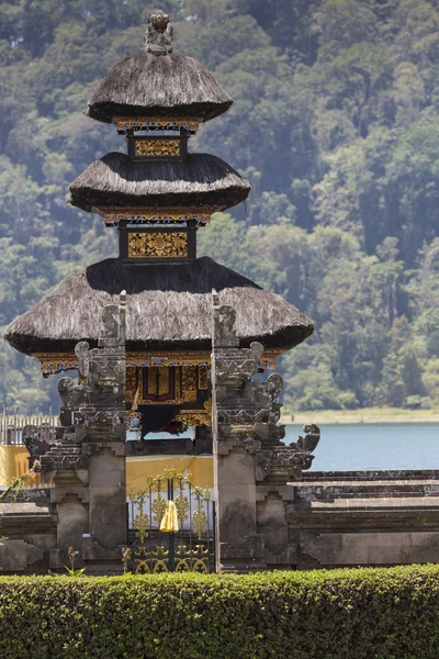 Slavný chrám v jezero beratan, Bali, Indonésie — Stock fotografie