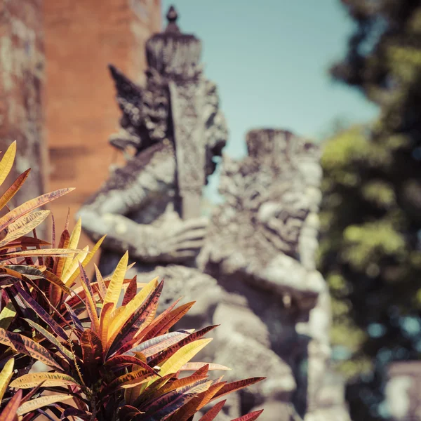 Templo en Bali, Indonesia en un hermoso día soleado —  Fotos de Stock