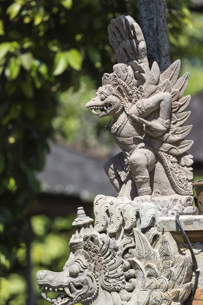 Bali, Endonezya güzel güneşli bir tapınakta — Stok fotoğraf