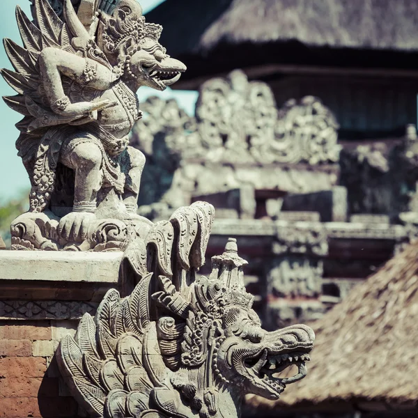 Templo en Bali, Indonesia en un hermoso día soleado — Foto de Stock