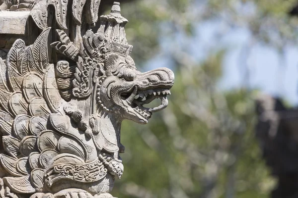 Templo en Bali, Indonesia en un hermoso día soleado —  Fotos de Stock