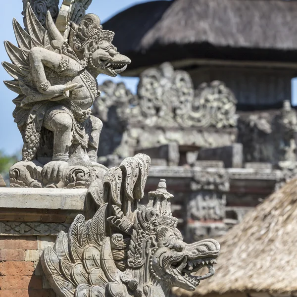 Temple à Bali, Indonésie par une belle journée ensoleillée — Photo