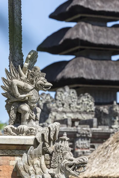 Temple à Bali, Indonésie par une belle journée ensoleillée — Photo