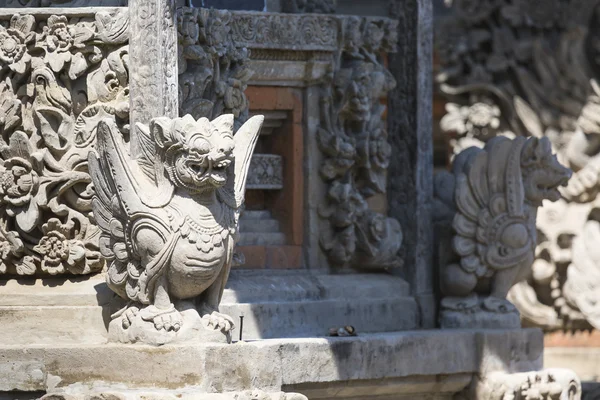 Templo en Bali, Indonesia en un hermoso día soleado —  Fotos de Stock