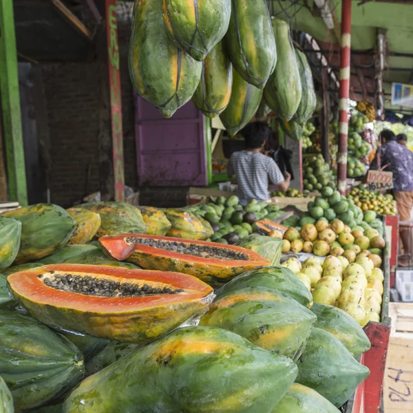 Papaya en el mercado tropical en Yogjakarta, Indonesia . —  Fotos de Stock
