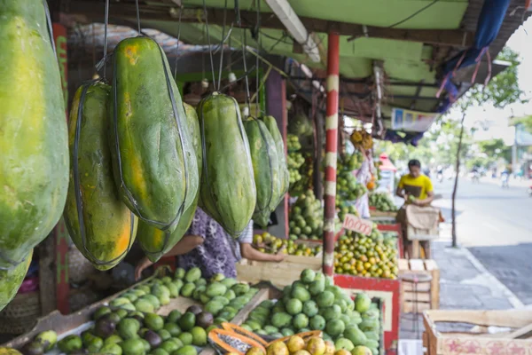 木瓜在日惹，印尼热带市场. — 图库照片