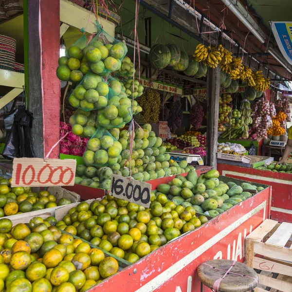 Πολλή νωπά, τροπικά φρούτα, σε μια αγορά, παζάρι στο Yogjakar — Φωτογραφία Αρχείου