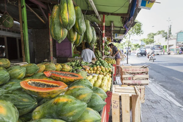 Papaja w tropikalnych rynku Yogjakarta, Indonezja. — Zdjęcie stockowe