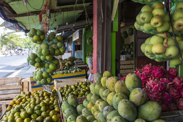 A lot of fresh, tropical fruits, at a market, bazaar in Yogjakar — Stock Photo, Image