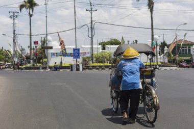 Yogjakarta, Endonezya'nın bir sokakta renkli becaks.