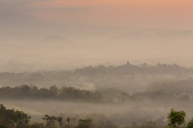 Merapi Volkanı ve MIS Borobudur Tapınağı üzerinde renkli gündoğumu