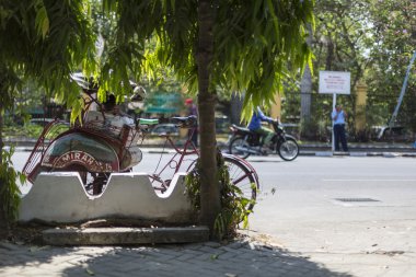 Yogjakarta, Endonezya'nın bir sokakta renkli becaks.