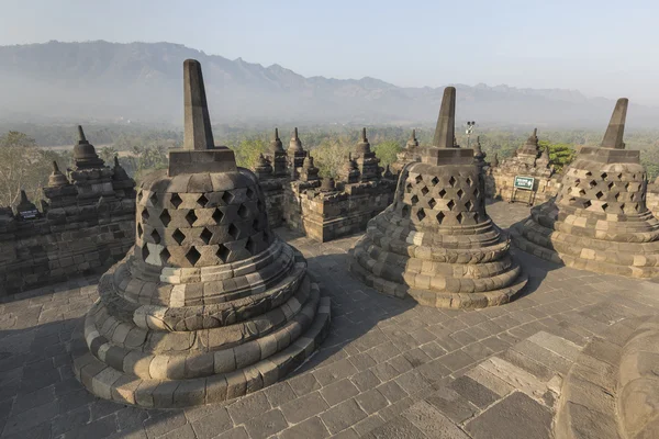 Borobudur templet komplex på ön Java i Indonesien i t — Stockfoto