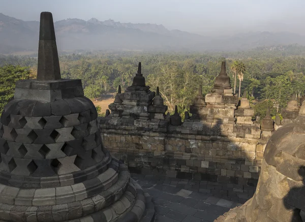 Complexo templo Borobudur na ilha de Java, na Indonésia, em t — Fotografia de Stock