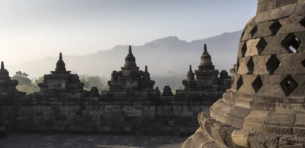 Borobudur complejo de templos en la isla de Java en Indonesia en t — Foto de Stock