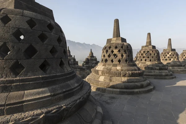 Borobudur templet komplex på ön Java i Indonesien i t — Stockfoto