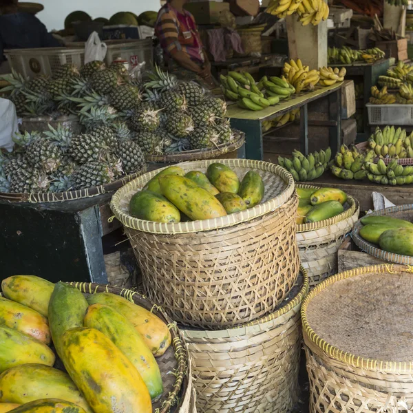 Marché aux fruits en plein air dans le village — Photo