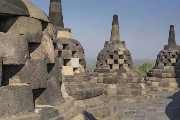 Complexo templo Borobudur na ilha de Java, na Indonésia, em t — Fotografia de Stock