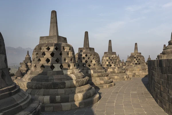 Borobudur templet komplex på ön Java i Indonesien i t — Stockfoto