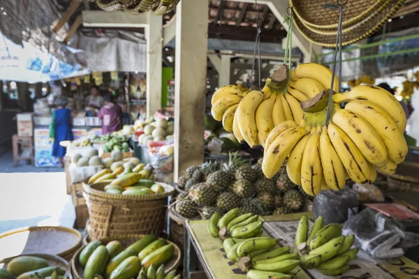 Ринок фруктів під відкритим небом у селі — стокове фото