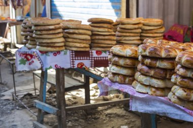 Kırgız tokoch üstünde Osh pazarında Pazar ekmek. Kırgızistan.