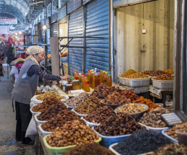 Baharatlar ve sebzeler itibariyle yerel pazar Osh torbalarda. Kırgızistan