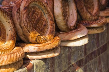 Kırgız tokoch üstünde Osh pazarında Pazar ekmek. Kırgızistan.