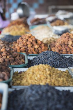 Kuru Meyve ve baharat kaju fıstığı, Kuru üzüm, karanfil, anason gibi.