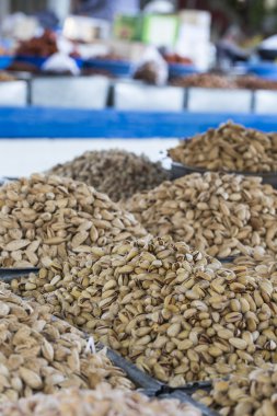 Baharatlar ve sebzeler itibariyle yerel pazar Osh torbalarda. Kırgızistan