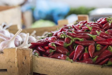 Küçük, kırmızı, çok sıcak ve baharatlı chill yığınla resim gösterir