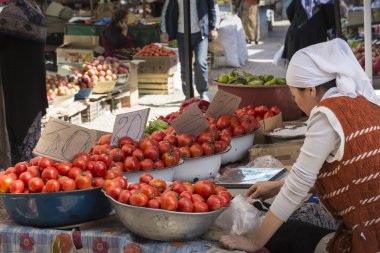 Sepet içinde tarladan taze domates