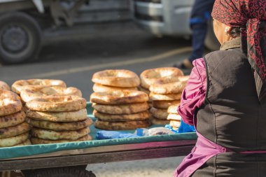 Kırgız tokoch üstünde Osh pazarında Pazar ekmek. Kırgızistan.