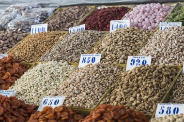 Osh ın Bazaarı Kırgızistan - fındık ve kuru üzüm Satılık.