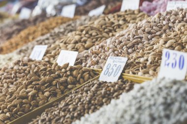 Osh ın Bazaarı Kırgızistan - fındık ve kuru üzüm Satılık.