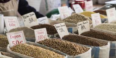 Osh ın Bazaarı Kırgızistan - fındık ve kuru üzüm Satılık.