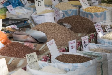 Osh ın Bazaarı Kırgızistan - fındık ve kuru üzüm Satılık.