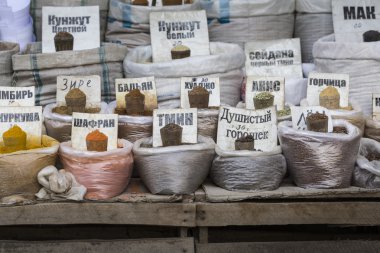 Çantalar çeşitli baharatlar tam ile güzel canlı oryantal Pazar