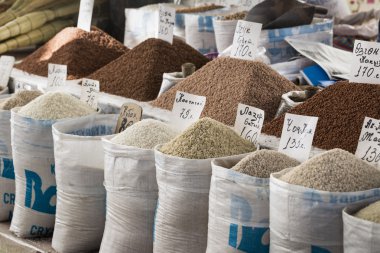 Osh ın Bazaarı Kırgızistan - fındık ve kuru üzüm Satılık.