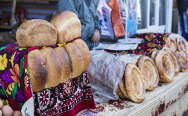 Kırgız tokoch üstünde Osh pazarında Pazar ekmek. Kırgızistan.