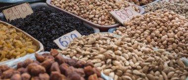 Baharatlar ve sebzeler itibariyle yerel pazar Osh torbalarda. Kırgızistan