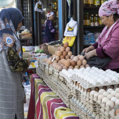 Bişkek, Kırgızistan - 27 Eylül 2015: yumurta satan kadın